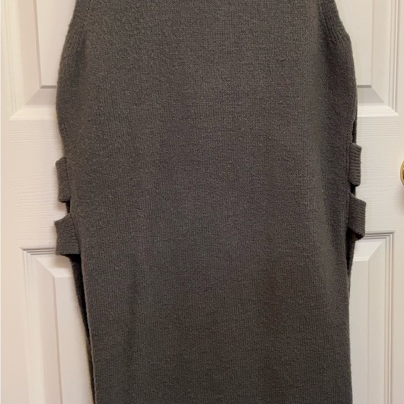 Beautiful sleeveless sweater small size - Picture 4 of 7